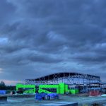 Stalowa konstrukcja budowanego magazynu o zmierzchu z zachmurzonym niebem