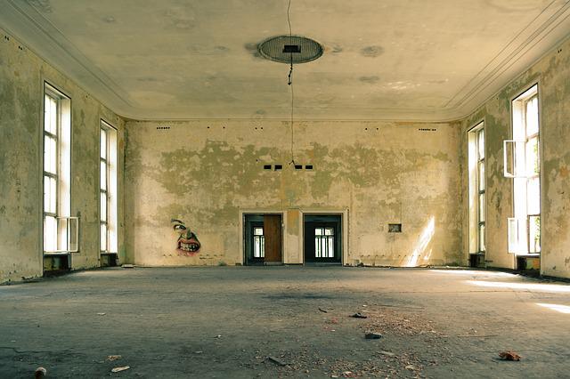 pomieszczenie z betonową posadzką